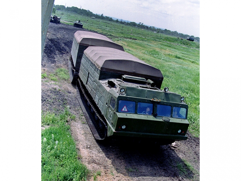 На фото: плавающая сочлененная гусеничная машина ДТ-30П "Витязь".