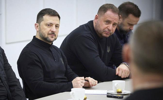 На фото (слева направо): Владимир Зеленский и глава офиса президента Украины Андрей Ермак.