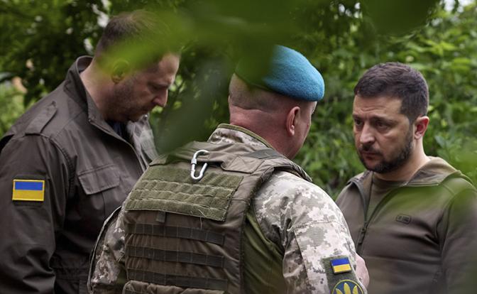 На фото (справа налево): Владимир Зеленский и экс-глава офиса президента Украины Андрей Ермак.