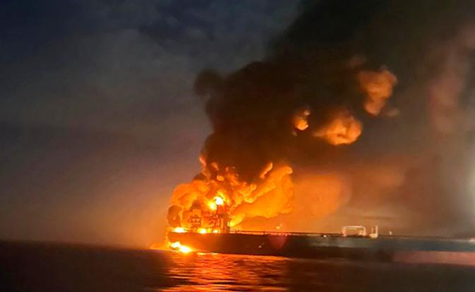 В Черном море два танкера получили повреждения и загорелись.