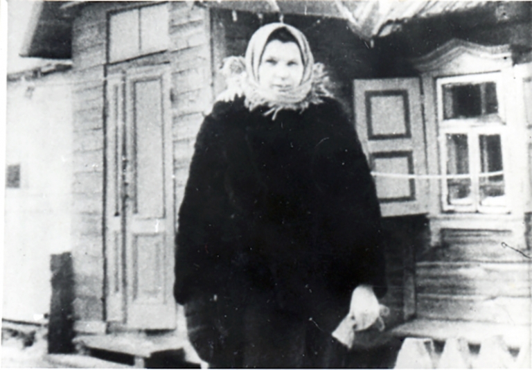 На фото: М.Б. Осипова в расположении партизанского отряда &laquo;Дима&raquo; после операции по уничтожению В. Кубе. Сентябрь 1943 г., д. Янушковичи Логойского района Минской обл.