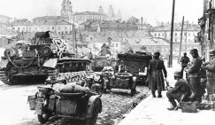 «Абакумов…  подбежал ко мне. Его лицо было страшное, кулаком помахал перед носом»