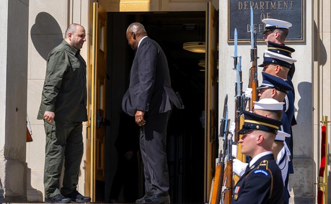 На фото: министр обороны США Ллойд Остин (справа) и министр обороны Украины Рустем Умеров (слева).