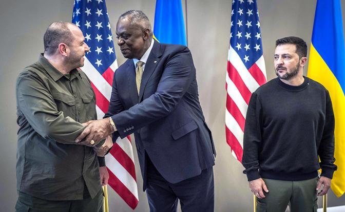 На фото: министр обороны США Ллойд Остин (в центре) приветствует министра обороны Украины Рустема Умерова (слева); Владимир Зеленский стоит рядом (справа).