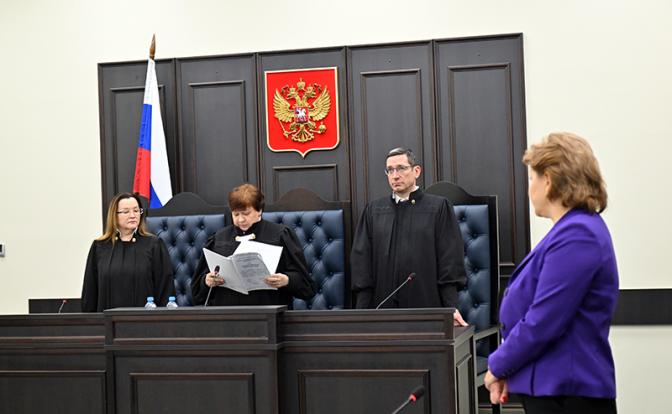 На фото: рассмотрение кассационной жалобы Полины Лурье, покупателя элитной недвижимости, ранее принадлежавшей певице Ларисе Долиной, во Втором кассационном суде общей юрисдикции.