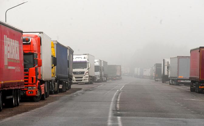 На фото: грузовые автомобили на Белорусско-Литовской границе.