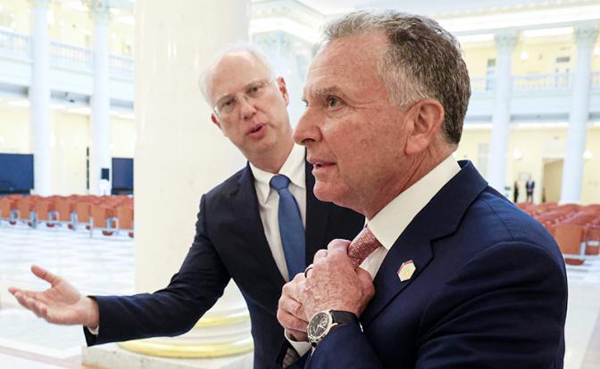 На фото: спецпредставитель президента РФ по инвестиционно-экономическому сотрудничеству с зарубежными странами, генеральный директор Российского фонда прямых инвестиций Кирилл Дмитриев и специальный посланник президента США Стивен Уиткофф (слева направо).