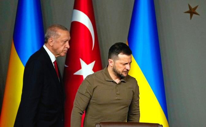 На фото (слева направо): президент Турции Реджеп Тайип Эрдоган и Владимир Зеленский.