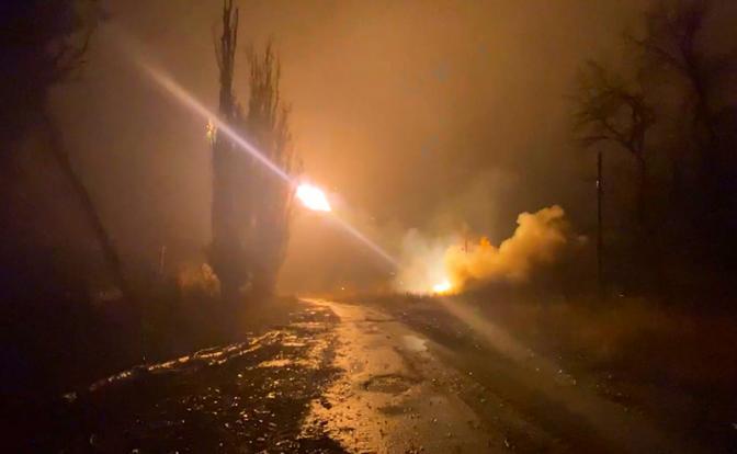 На фото: работа расчета ТОС-1А «Солнцепек» в зоне СВО.