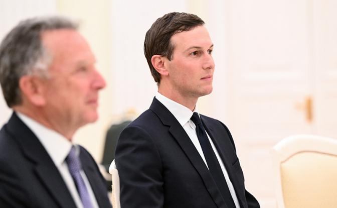 На фото: спецпосланник президента США Стив Уиткофф и бизнесмен Джаред Кушнер (слева направо)