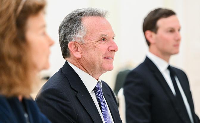 На фото: спецпосланник президента США Стив Уиткофф (в центре)