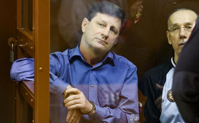 На фото: экс-губернатор Хабаровского края Сергей Фургал (слева) в Бабушкинском суде во время оглашения приговора по уголовному делу о хищении свыше 2 млрд рублей у МСП-банка.