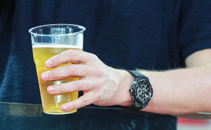 В Госдуме объяснили, почему пиво пора вернуть на футбольные стадионы