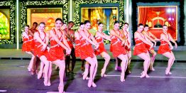 Лучшие фото за ноябрь: "Мисс Вселенная" 2025, "Встречный роспуск" "Черных орлов", картины Джонни Деппа, красная дорожка, гуманоидные роботы