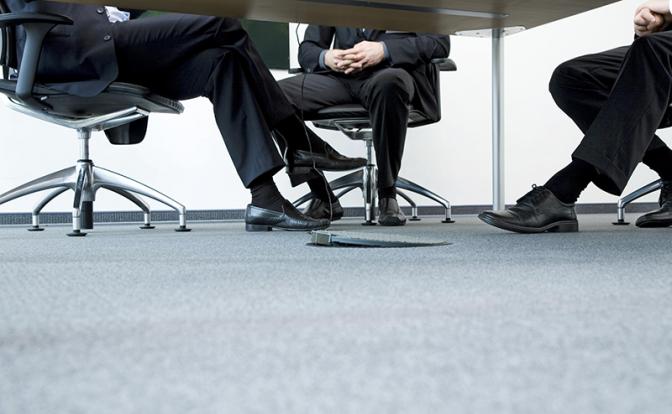 Стало известно, почему некоторые люди трясут ногой за столом