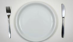 Врач сказал, полезно ли голодать после 50 лет