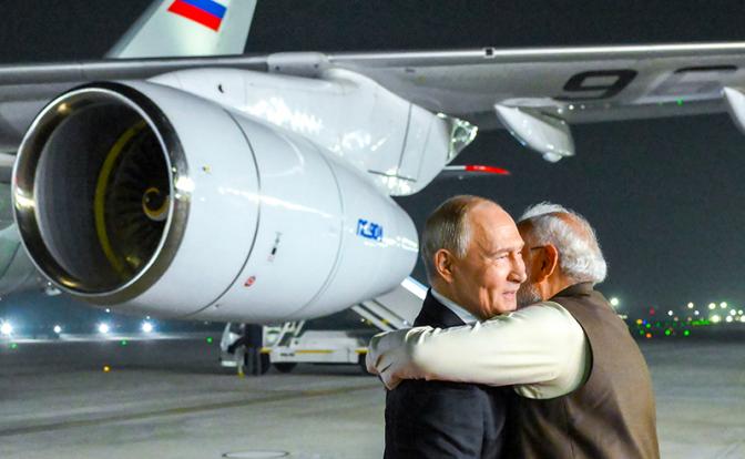 На фото: президент РФ Владимир Путин и премьер-министр Индии Нарендра Моди (слева направо) во время прибытия на авиабазу ВВС Индии Палам.