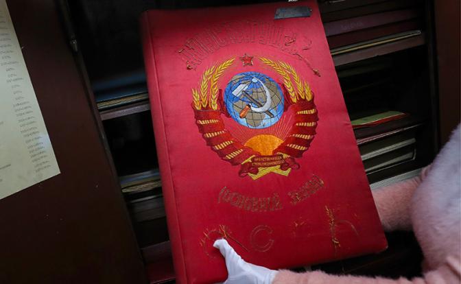 На фото: конституция СССР 1936 года ручной работы, подаренная Иосифу Сталину активистками Совета жен Ленинградского техникума железнодорожного транспорта им. Ф.Э. Дзержинского, в архивохранилище №1 Государственного архива РФ на Большой Пироговской улице.