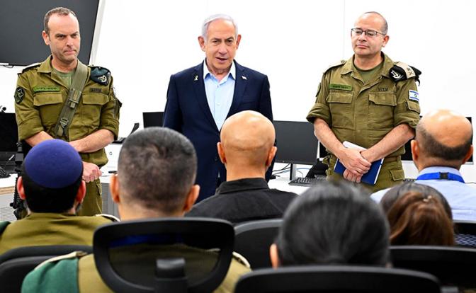На фото: премьер-министр Израиля Биньямин Нетаньяху (в центре) посещает базу разведки ЦАХАЛа вместе со своим военным секретарем генерал-майором Романом Гофманом (справа) и начальником разведки ЦАХАЛа генерал-майором Шломи Биндером (слева).