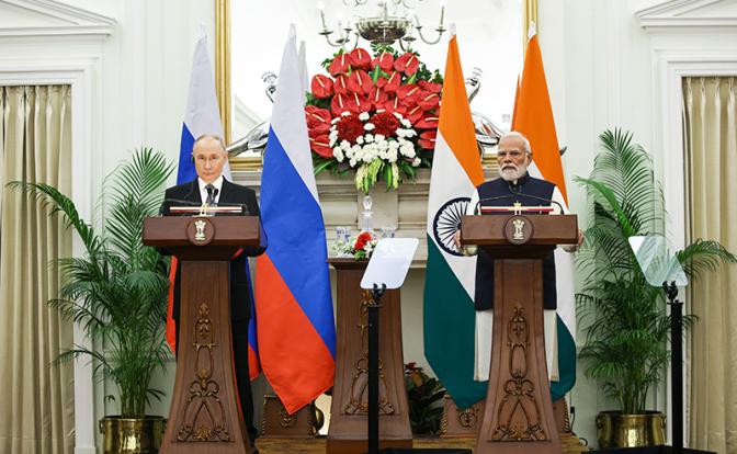 На фото: президент РФ Владимир Путин и премьер-министр Индии Нарендра Моди (слева направо) во время совместного заявления по итогам российско-индийских переговоров.