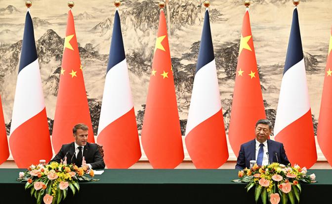 На фото: председатель КНР Си Цзиньпин и президент Франции Эмманюэль Макрон (справа налево) на совместной пресс-конференции