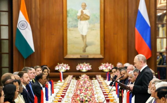 На фото: президент РФ Владимир Путин (справа) во время государственного приема от имени президента Индии Драупади Мурму.
