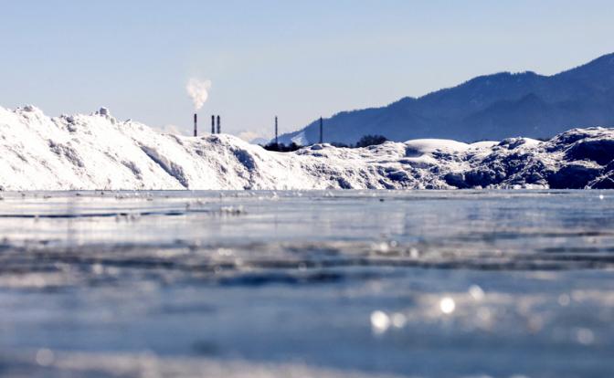 На фото: вид на трубы Байкальского целлюлозно-бумажного комбината на озере Байкал.