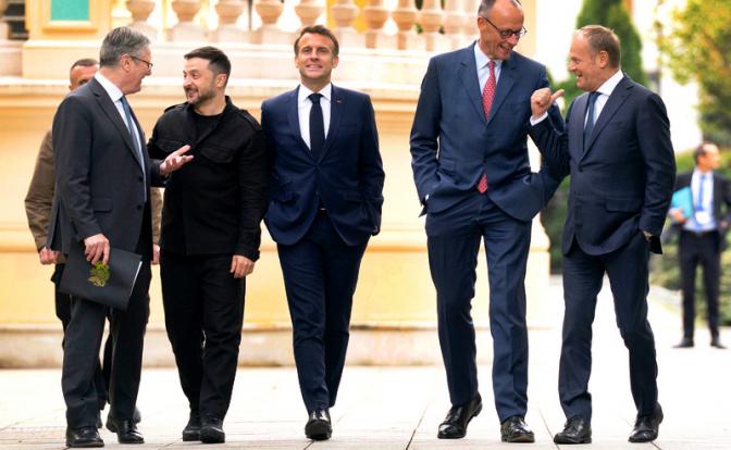 На фото: премьер-министр Великобритании Кир Стармер, президент Украины Владимир Зеленский, президент Франции Эмманюэль Макрон, канцлер Германии Фридрих Мерц и премьер-министр Польши Дональд Туск (слева направо).