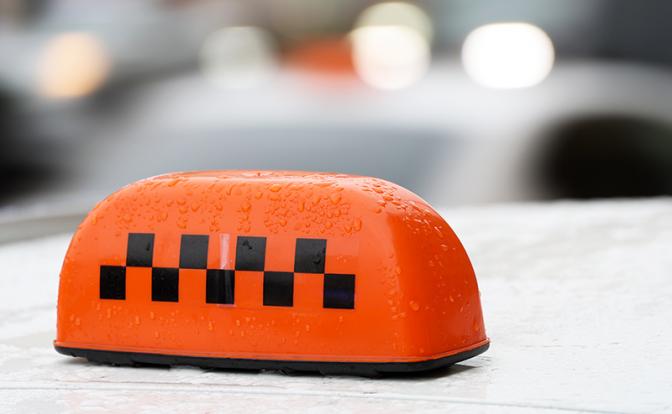 Таксист-мигрант, оставивший женщину с ребенком на холоде, покинет Россию