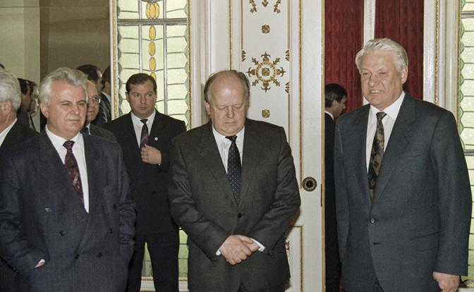 На фото: президент Украины Леонид Макарович Кравчук, Председатель Верховного Совета Белоруссии Станислав Станиславович Шушкевич и президент РСФСР Борис Николаевич Ельцин (слева направо) после подписания Беловежских соглашений,1991 год.