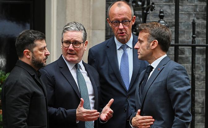 На фото: президент Украины Владимир Зеленский, премьер-министр Великобритании Кир Стармер, канцлер Германии Фридрих Мерц и президент Франции Эмманюэль Макрон (слева направо) после окончания встречи.