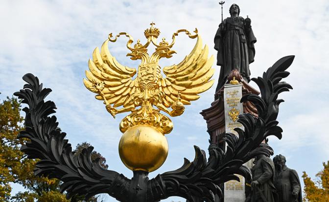 На фото: памятник Екатерине II