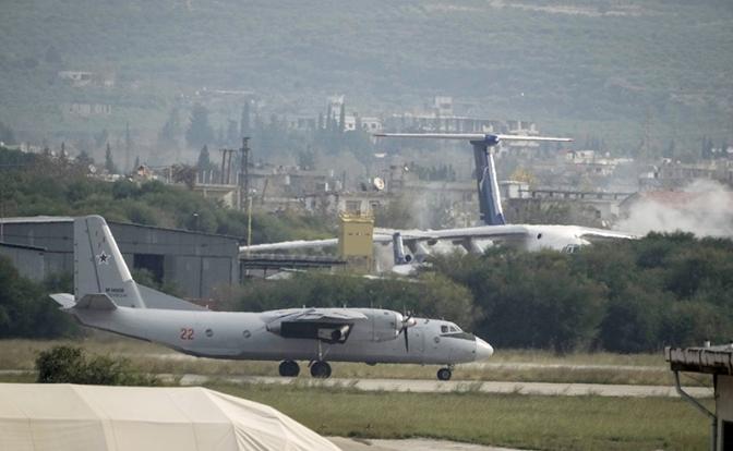 На фото: российские военнослужащие на авиабазе ​​Хмеймим в Сирии