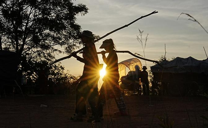 Тысячи покинули свои дома из-за столкновений в пограничных районах Таиланда и Камбоджи