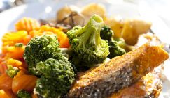 Названы продукты, которые обязательно нужно включить в рацион после 50 лет