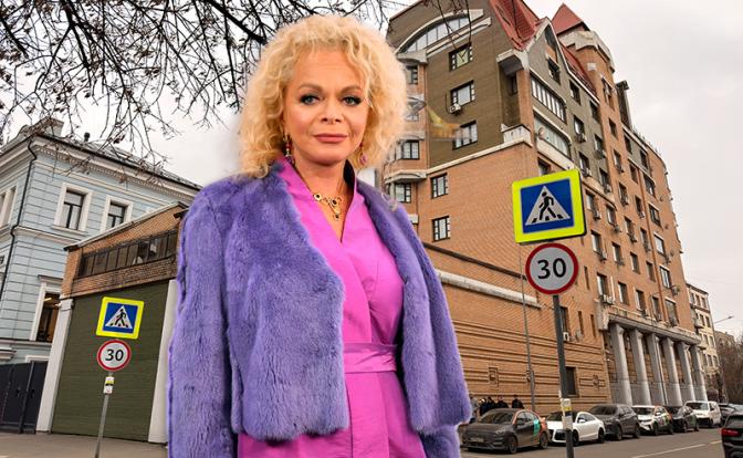 На фото: певица Лариса Долина на фоне дома, в котором находится квартира певицы Ларисы Долиной в Ксенинском переулке, 3 в Москве.