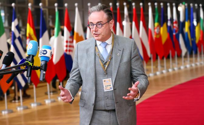 На фото: премьер-министр Бельгии Барт Де Вевер.