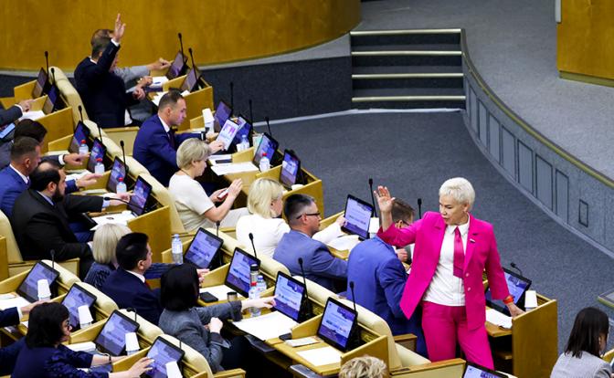 На фото: на одном из внеочередных пленарных заседаний Госдумы РФ.