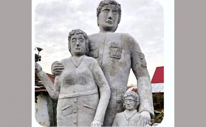 На фото: памятник "Семья солдата СВО" у торца дома по адресу: город Троицк, улица им. В.И. Ленина, дом 2.