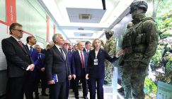 От гимнастёрки до «мультикама» – российская армия усиленно переодевается