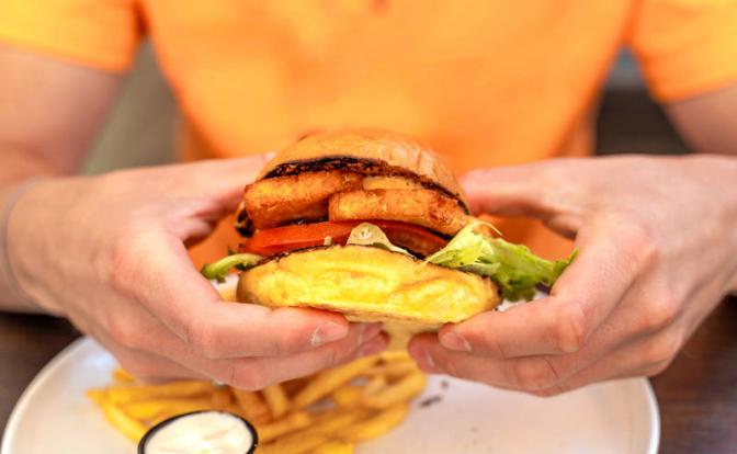 Онколог назвал продукты, провоцирующие развитие рака