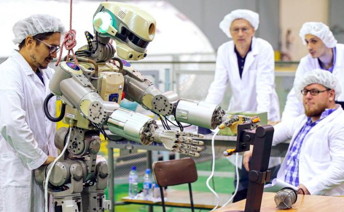 На фото: антропоморфный робот Skybot F-850 (известный как «Федор»), созданный НПО «Андроидная техника» и ФПИ по заказу МЧС России, с участием специалистов РКК «Энергия» и Роскосмоса. Это первый российский робот-спасатель, побывавший в космосе в 2019 году.