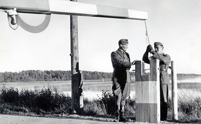 На фото: финский пограничный пост на границе с военно-морской базой Порккала, граница арендованной территории Порккала (советская военно-морская база).