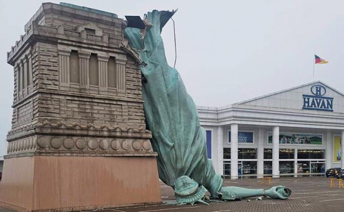 Статуя Свободы рухнула из-за сильного порыва ветра