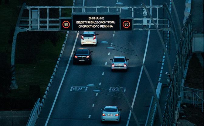 Обираловка с обочины: Хуснуллин подает водителям странные знаки