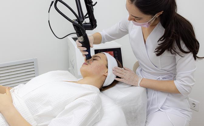 Лазерная шлифовка рубцов при постакне