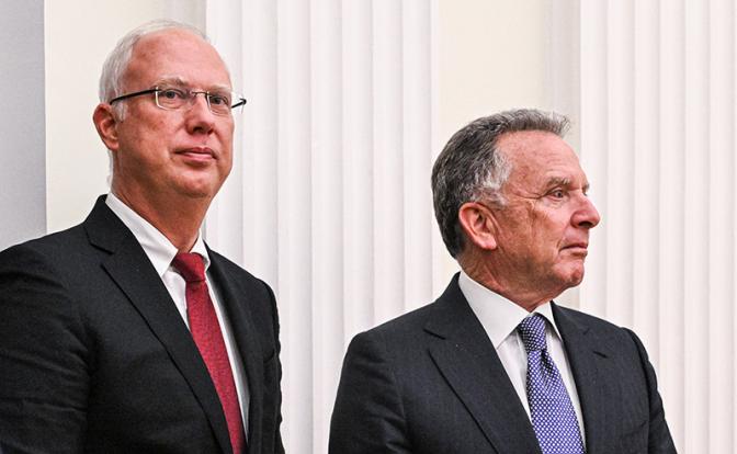 На фото: спецпосланник президента США Стив Уиткофф, специальный представитель президента РФ по инвестиционно-экономическому сотрудничеству с зарубежными странами, глава Российского фонда прямых инвестиций (РФПИ) Кирилл Дмитриев (справа налево)