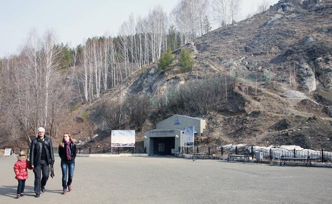 На фото: у входа в Кунгурскую ледяную пещеру