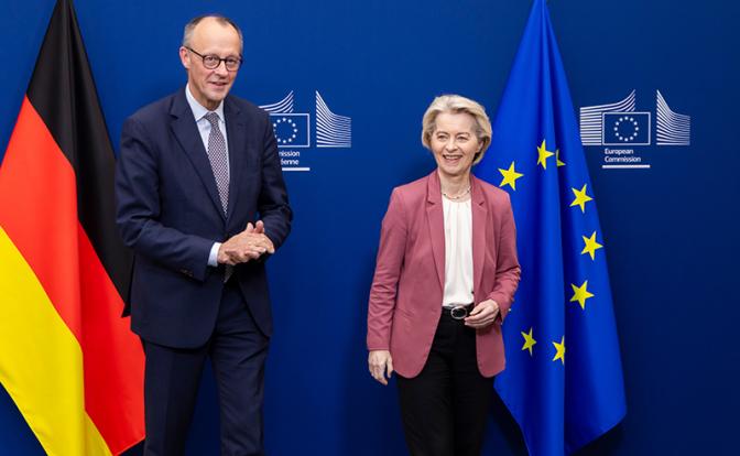 На фото: председатель Европейской комиссии Урсула фон дер Ляйен и канцлер Германии Фридрих Мерц