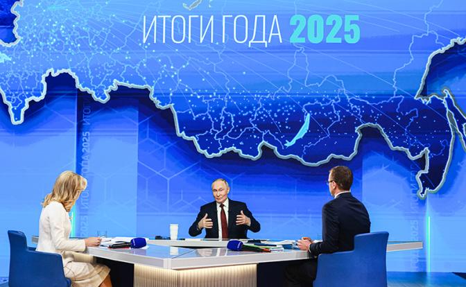 На фото: президент России Владимир Путин во время программы "Итоги года"